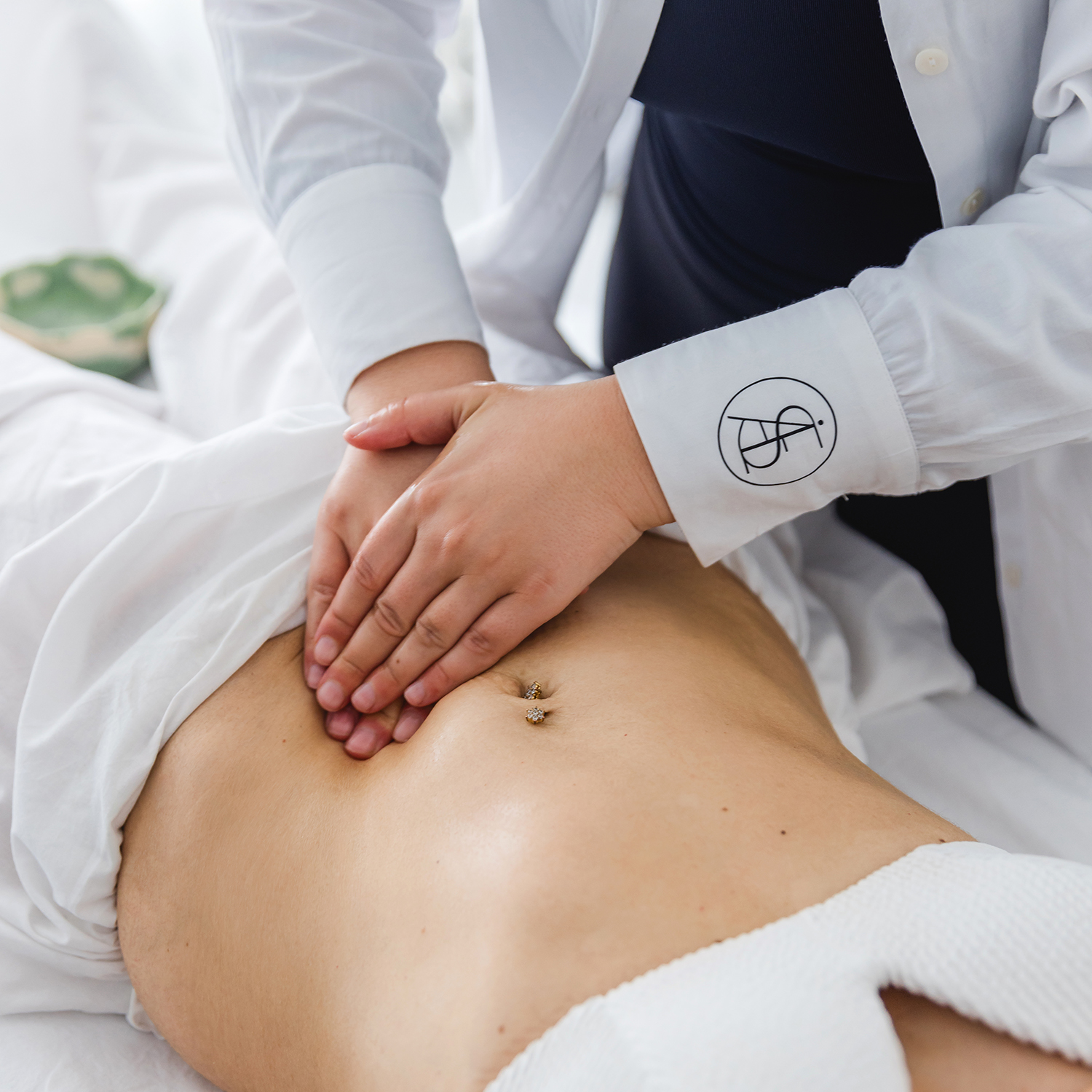 brasilianische lymphdrainage Behandlungsfoto Bauchmassage