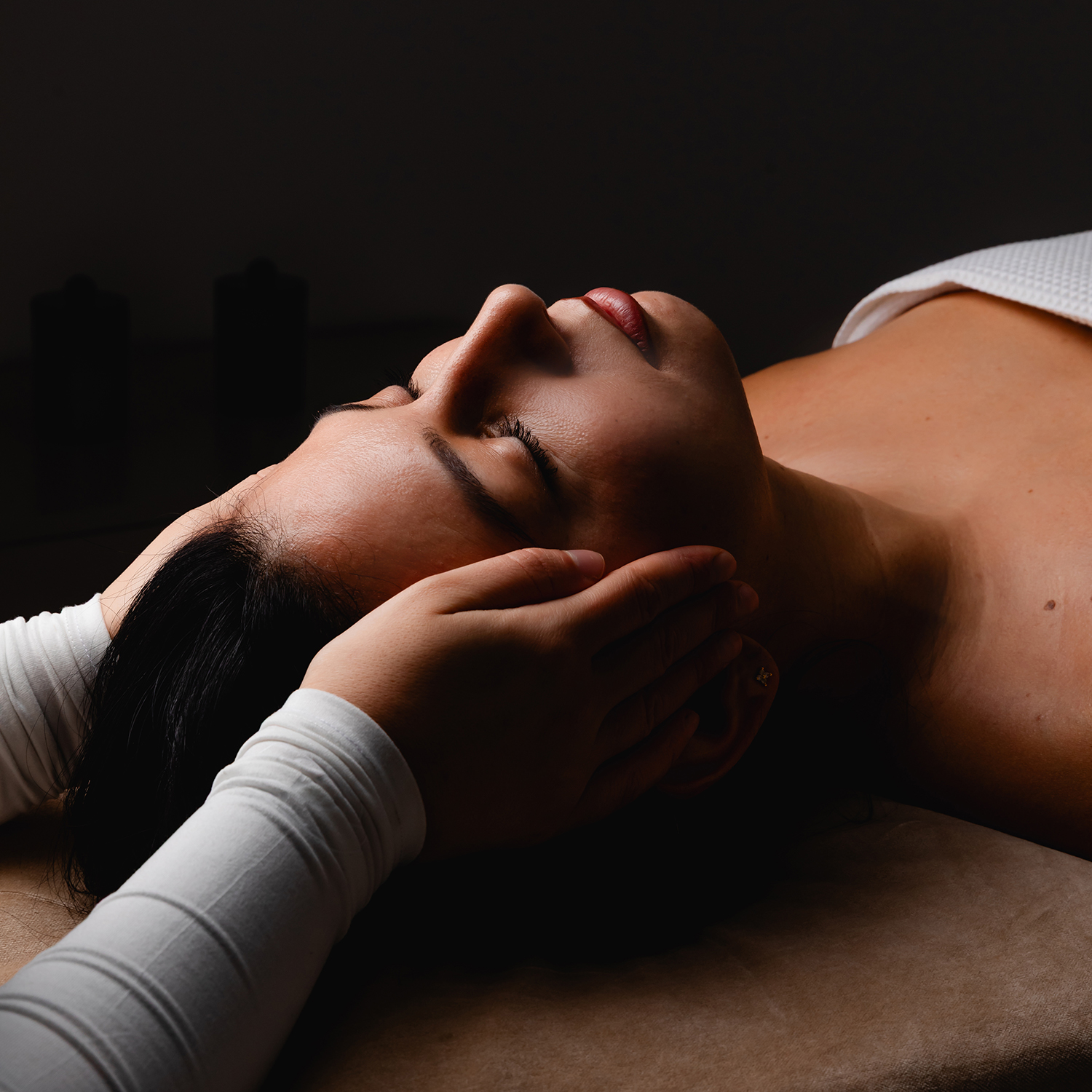 eine braunhaarige Frau massiert ihren Rücken an einer body-roll